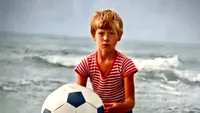 Știi cine e în imagine? Acum e unul dintre cei mai celebri artiști din România. Fotografia rară care i-a cucerit pe fani