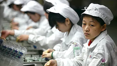 Foștii muncitori Foxconn, ademeniți cu bonusuri uriașe pentru a contribui la producția iPhone 13