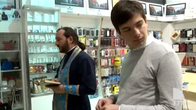 Un retailer din Georgia susţine că vinde mai multe iPhone-uri după ce a chemat un preot să le sfinţească