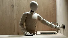 VIDEO | Păcăleală în robotică: Robotul umanoid care spăla perfect vasele era, de fapt, un om deghizat