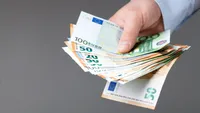 S-A DECIS PLATA a câte 3.000 de euro pe lună. Banii intră direct ÎN CONTUL de la bancă
