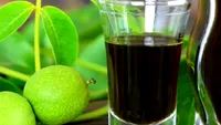 Băutura alcoolică naturală care tratează mai multe boli. Se prepară dintr-un fruct care crește și în România