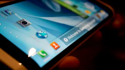 Galaxy Note 4 ar putea fi primul smartphone Samsung cu ecran tri-faţetat