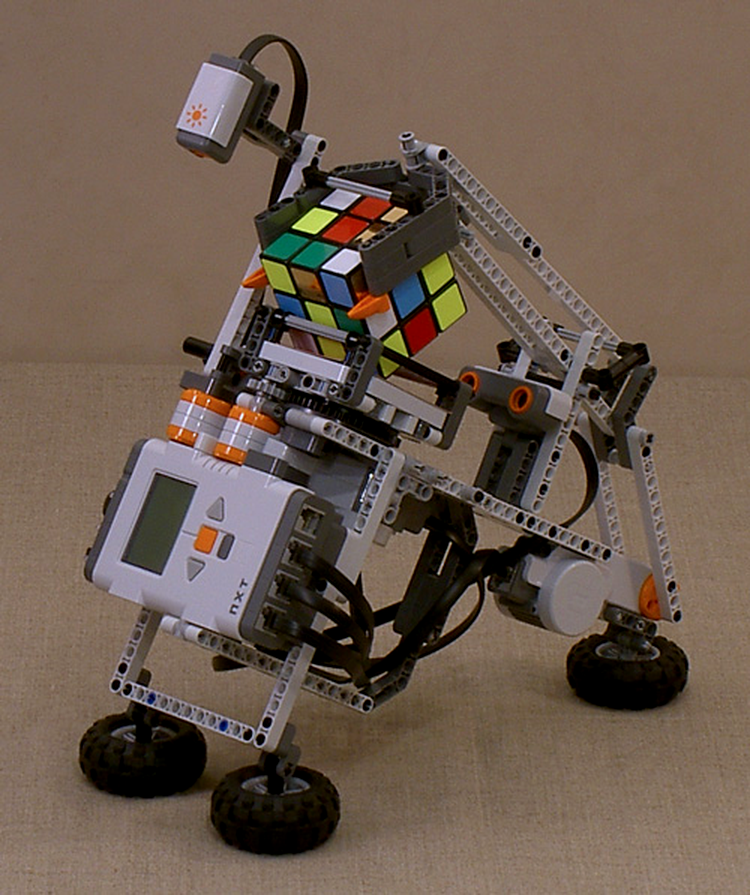 Robot ce rezolvă cubul lui Rubik