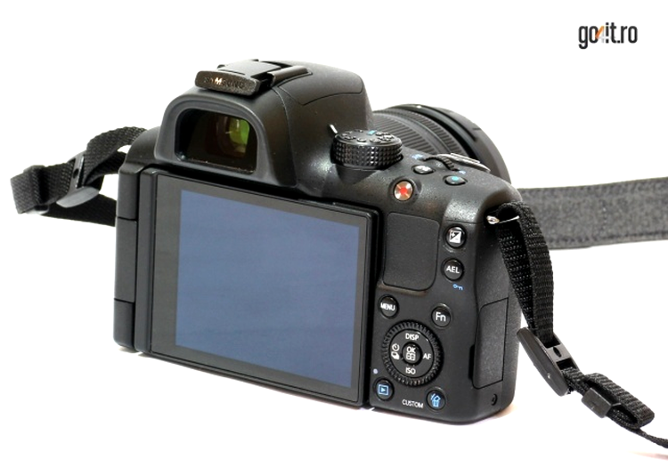 Samsung NX20 - multe butoane, cu multe opţiuni personalizabile