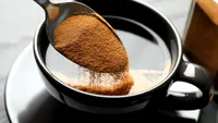 Ingredientul pe care tot mai mulți îl pun în cafea pentru a reduce balonarea și inflamația