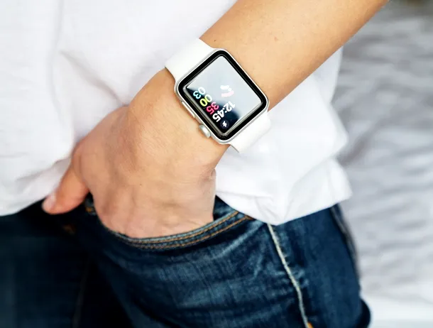 Utilizarea unui smartwatch la volan poate duce la amenzi usturătoare