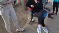 2 femei, puse să dea cu mătura în parc, după ce au aruncat coji de semințe pe jos. Ce amendă au primit