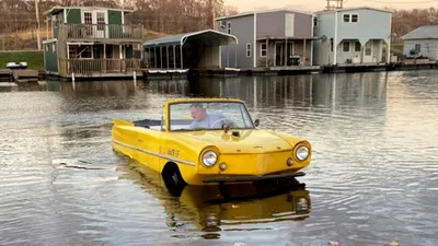 O mașină din anii '60 care merge și pe apă a fost vândută la o licitație online. VIDEO