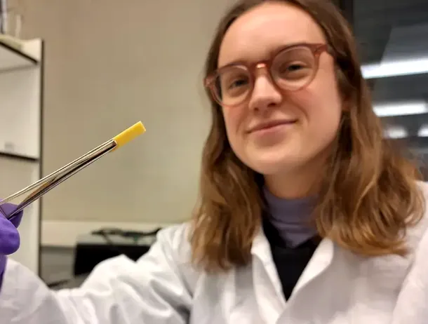 Cercetătorii au creat un hibrid din sticlă și plastic. Materialul are culoarea chihlimbarului