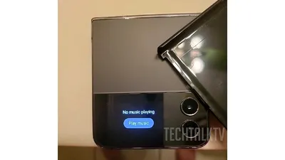 Primele imagini reale cu telefonul pliabil Galaxy Z Flip4 de la Samsung. VIDEO