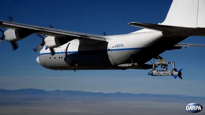 Americanii pot recupera drone militare din zbor, la bordul unui avion cargo C-130. VIDEO