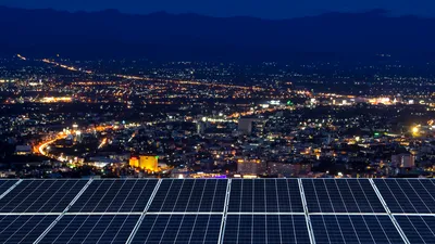 Aceste panouri solare produc electricitate inclusiv noaptea