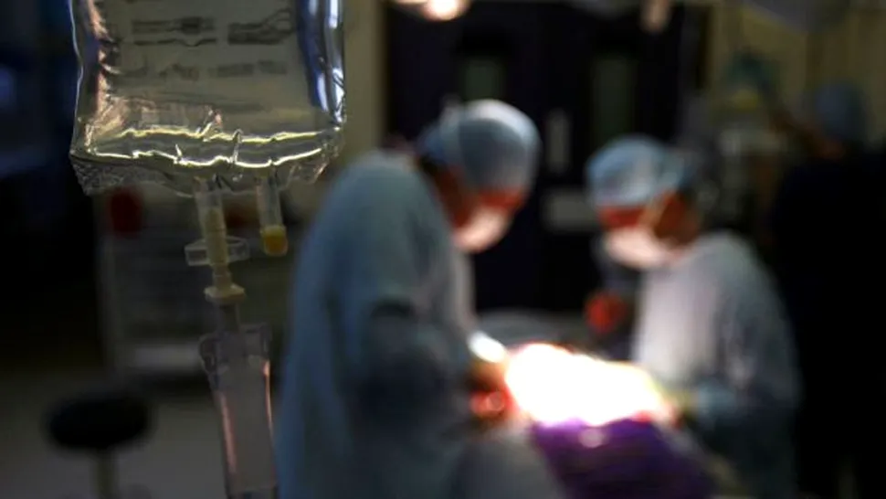 O femeie care a dat „aere” în timpul unei intervenţii chirurgiucale cu laser a provocat un incendiu în sala de operaţie