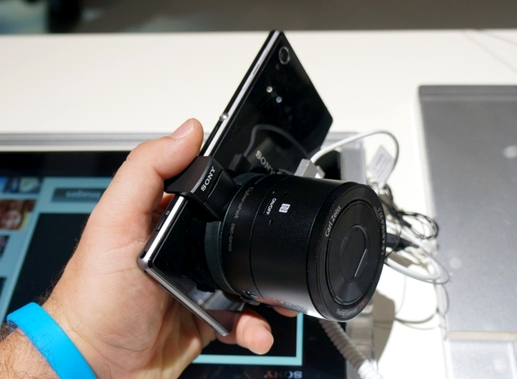 Sistemul de prindere este universal şi poate fi folosit pentru orice smartphone