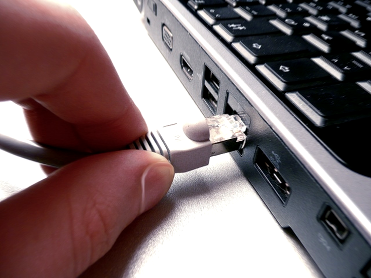 Franţa a trecut la deconectarea piraţilor de la internet
