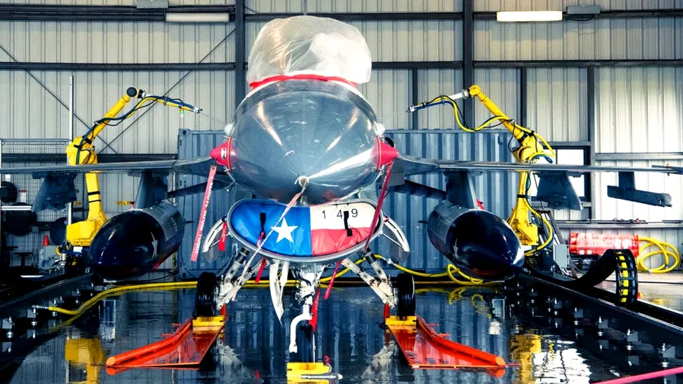 FOTO, VIDEO: Știați că avioanele de luptă sunt spălate, la fel ca mașinile? Iată cum se face asta