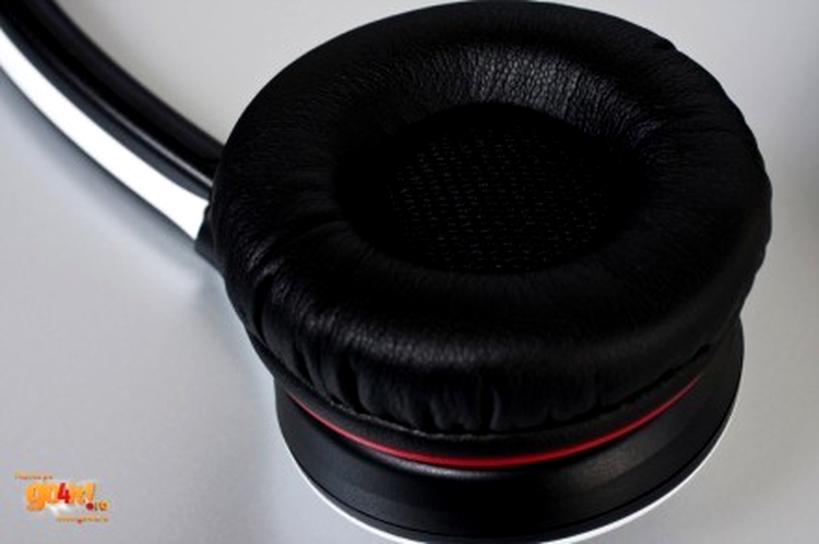 Asus CineVibe - difuzoare de 30 mm şi piele naturală