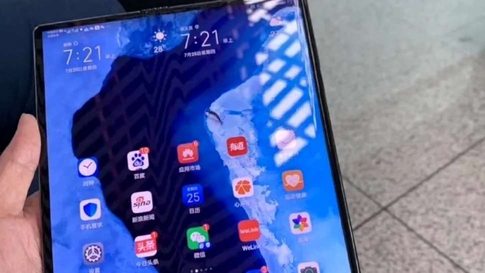 Huawei Mate X a fost surprins în fotografii noi, chiar în mâinile CEO-ului companiei 