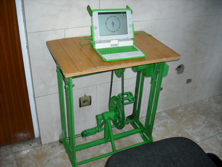 Laptop OLPC XO-1 cu pedale