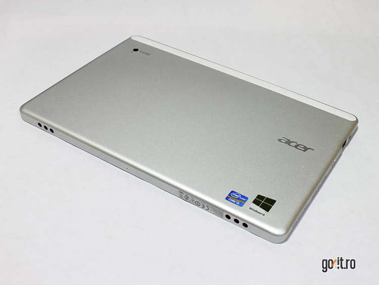 Acer Iconia W700 - spatele carcasei din aluminiu şlefuit