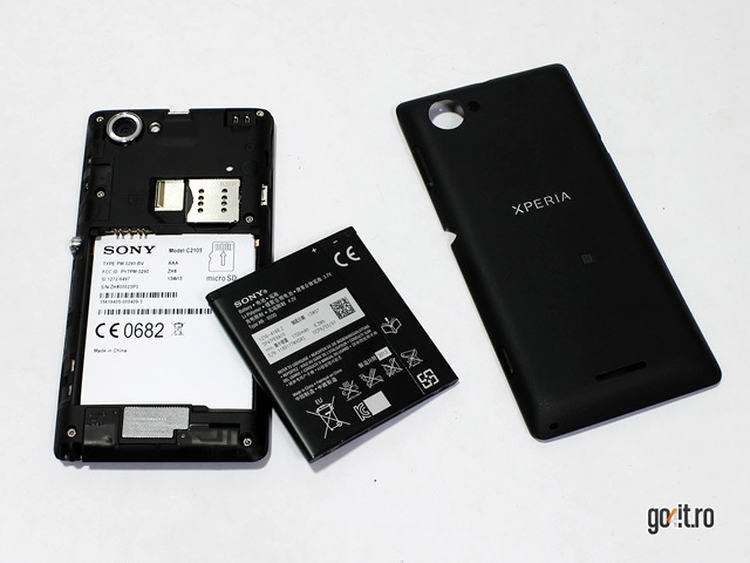 Sony Xperia L - acumulatorul detaşabil de 1750 mAh