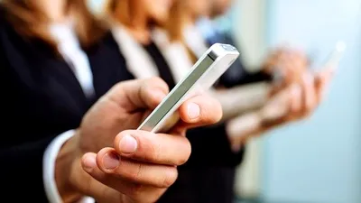 Jumătate dintre români stau pe telefonul mobil atunci când se află în compania altor persoane [STUDIU]