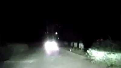 A tras de volan dreapta pentru a evita un accident şi a avut parte de o supriză pe marginea drumului [VIDEO]