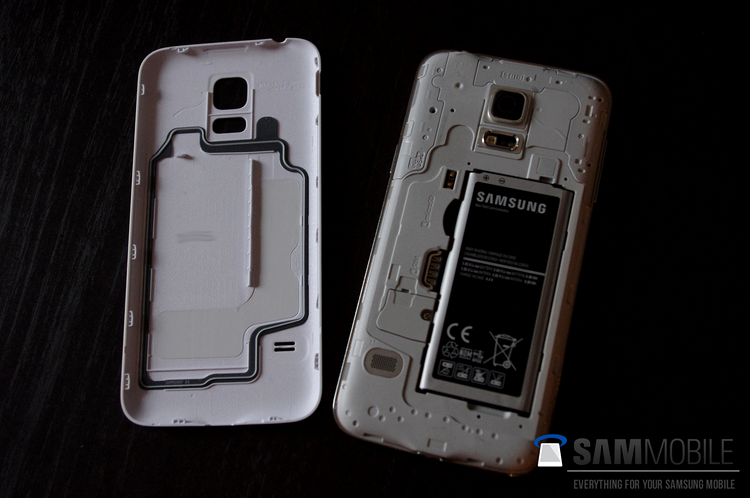 Galaxy S5 mini - capacul detaşabil