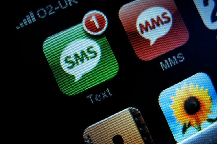 Utilizatorii de telefoane iPhone, vizaţi de mesaje SMS care declanşează apelarea unor numere cu suprataxă