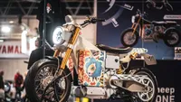 Blacksheep ONE, motocicleta electrică britanică realizată la comandă, prezentată oficial la Motorcycle Live 2025