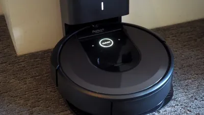 iRobot Roomba i7+ ar putea fi primul aspirator-robot care duce şi gunoiul, după ce termină de făcut curăţenie în locul tău