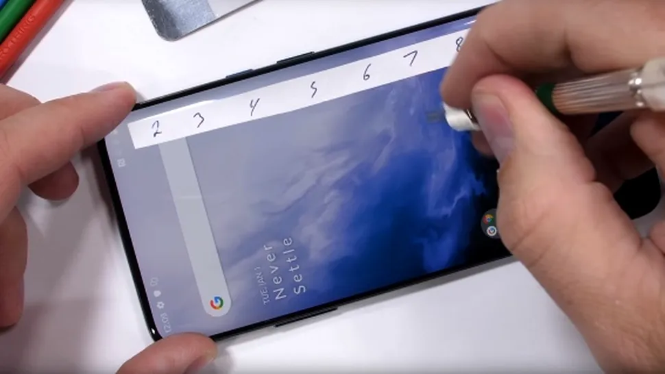 OnePlus 7 Pro este un smartphone rezistent, potrivit testelor JerryRigEverything