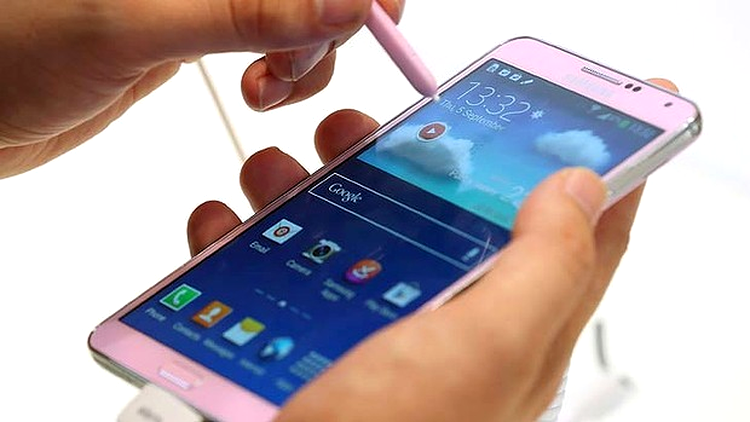 Samsung ar putea înregistra tot ce faci cu telefonul mobil şi împărţi datele cu producătorii de aplicaţii pentru Android