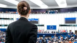 ANALIZĂ: Proiectul de lege „zombi” „Chat Control 1.0” a fost strecurat pe furiș prin Parlamentul European, permițând companiilor să scaneze datele utilizatorilor fără mandate
