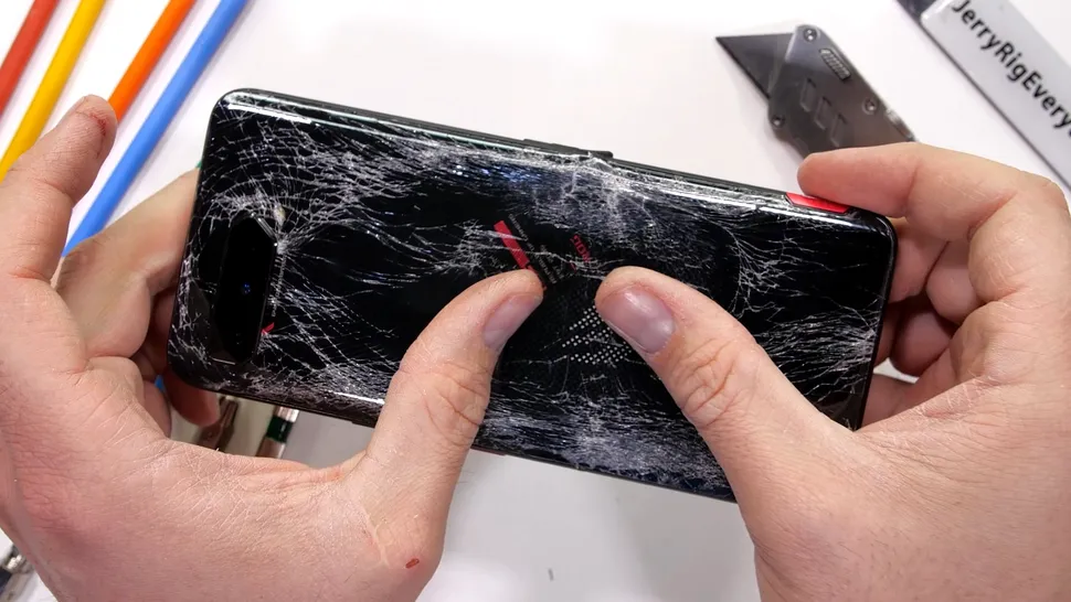 ROG Phone 5 eșuează în testele de rezistență. Telefonul nu supraviețuiește îndoirii VIDEO