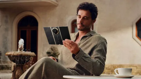 Huawei a lansat Mate XT 2, telefonul care se deschide într-o tabletă de 10,2 inci și costă aproape 3.000 de dolari