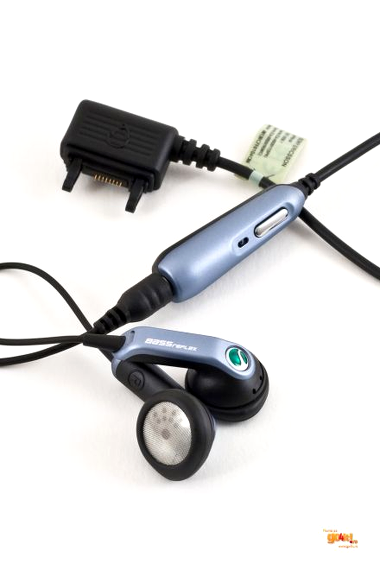 Sony Ericsson W350 – handsfree-ul stereo şi căştile din pachet
