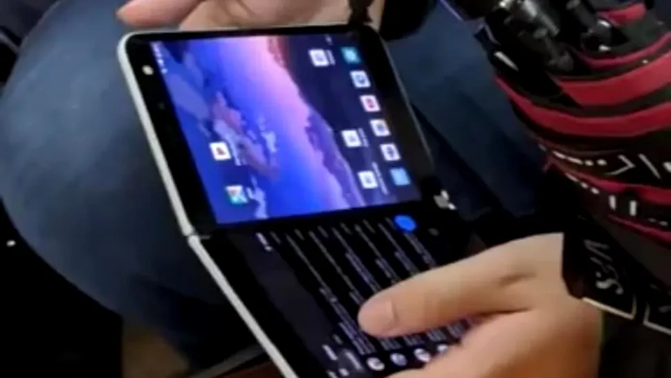 Surface Duo, smartphone-ul Microsoft cu Android şi două ecrane reapare în spaţiul public