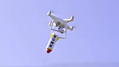 Un bărbat a folosit o dronă pentru a arunca explozibil pe casa fostei iubite