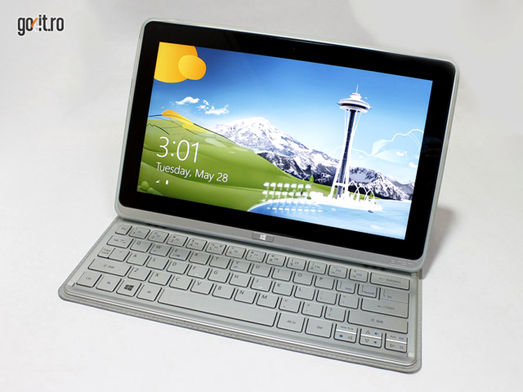 Acer Iconia W700 - aşezată în modul laptop