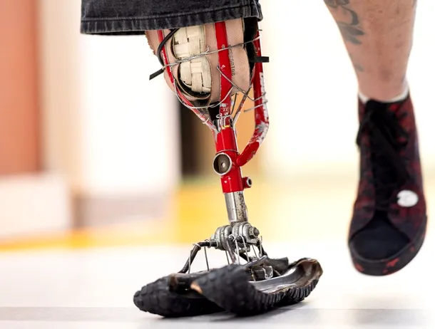 Un fost mecanic de biciclete fabrică proteze de picior din piese de bicicletă