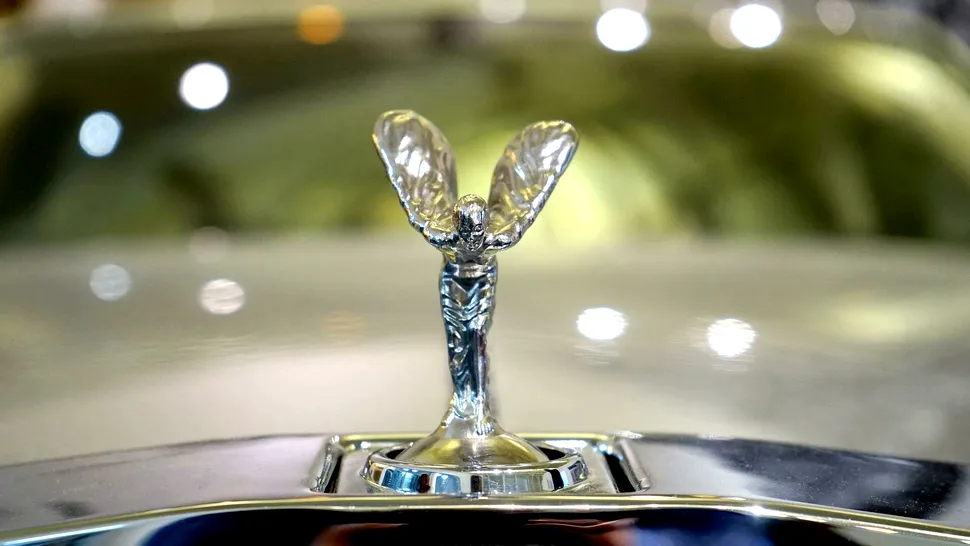 VIDEO: Poți fura statueta Spirit of Ecstasy de pe capota mașinilor Rolls-Royce? Răspunsul, neașteptat