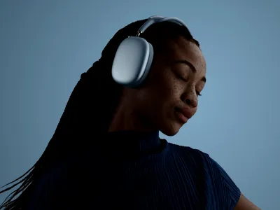 Apple a lansat căștile AirPods Max 2: Ce noutăți aduc și cât costă