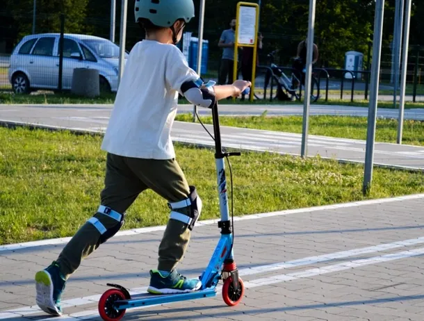 Cum să înveți copilul să meargă pe trotinetă în siguranță? (P)