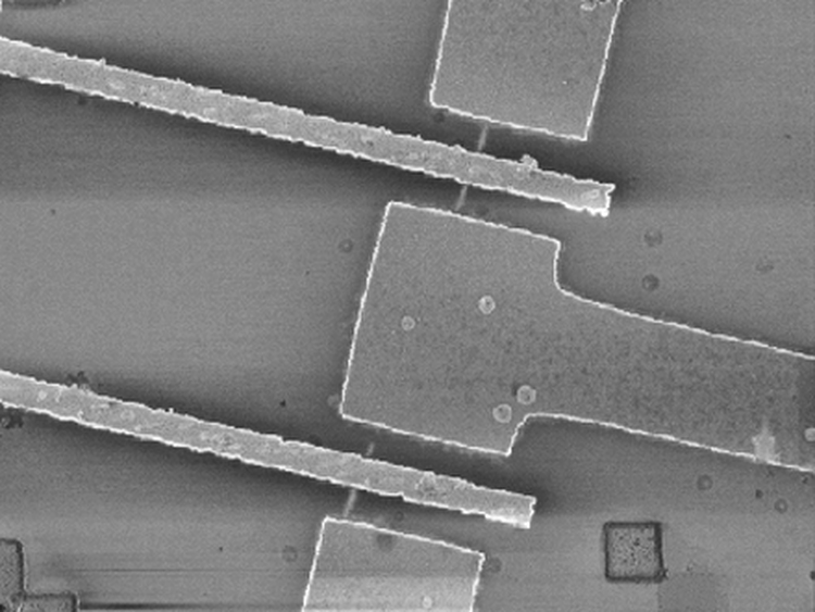 Un nano-tranzistor la microscop