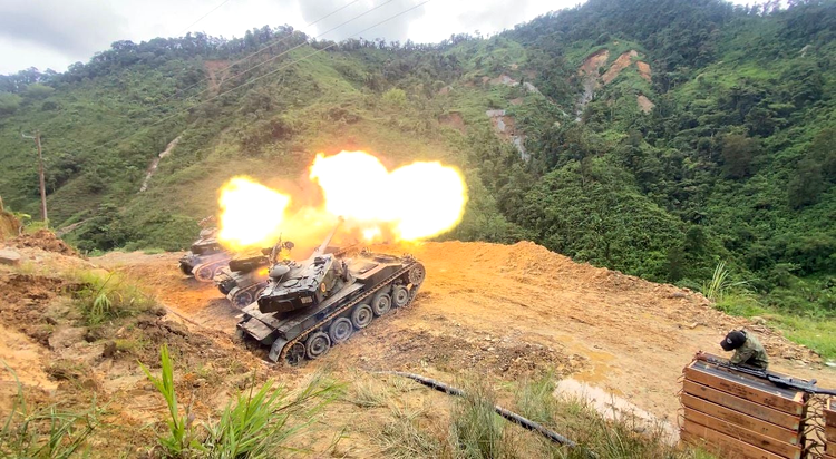 tanc amx-13 in timp ce trage impotriva unor tinte in ecuador