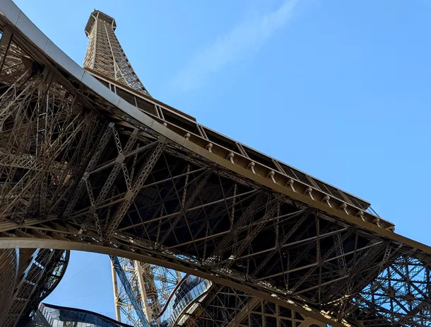 O bucată de istorie la licitație: Secțiune originală din scara Turnului Eiffel, scoasă la vânzare în Paris