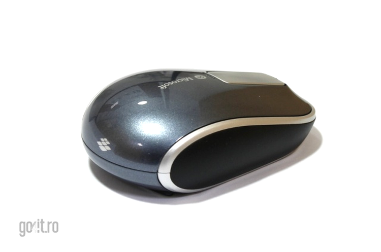 Microsoft Sculpt Touch Mouse are o formă plăcută