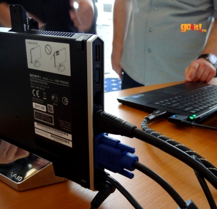 Sony VAIO Z - conectorii de pe Power Media Dock